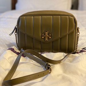 Tory Burch - Kira Camera Bag in “Toasted Sesame” ITEM NUMBER: 10009171 06-21